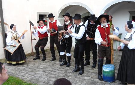 Cerkljanski gavnarji so ljubiteljski godci